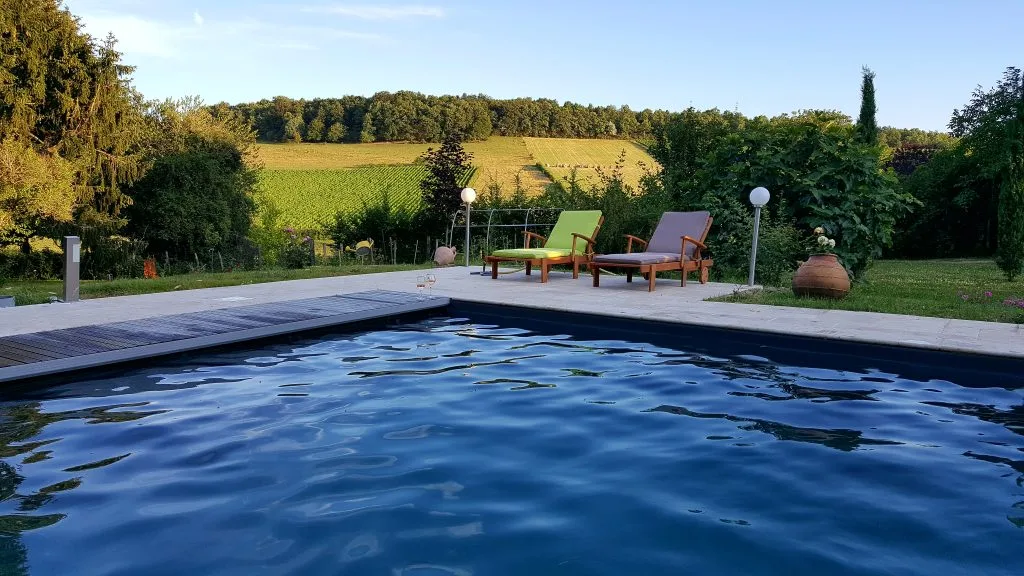 Notre belle piscine de la cadole à Chardonnay est accessible à nos hôtes d'avril à octobre.