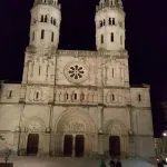 La belle église Saint-Pierre de Mâcon et son immense parvis