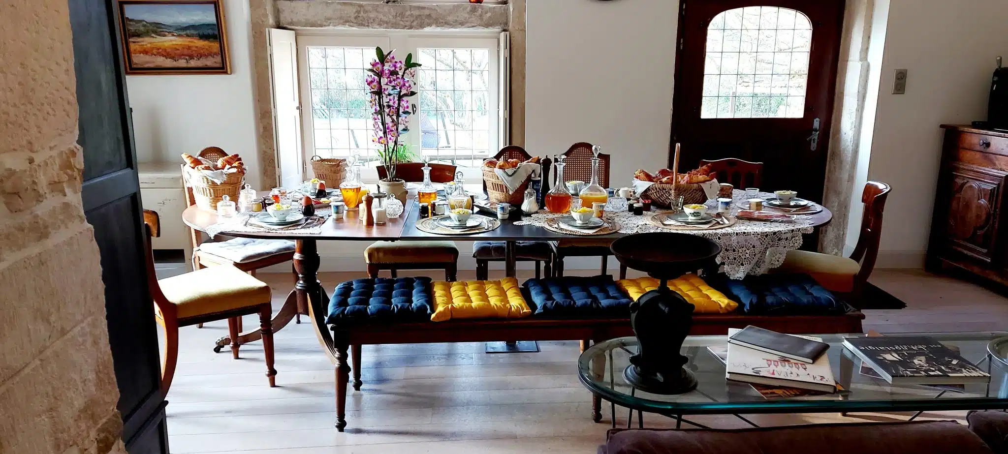 Salle à manger utilisée en basse saison pour les repas à La Cadole de Chardonnay