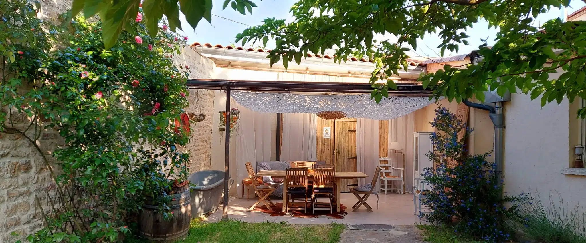 Vue de la terrasse chambres d'hôtes après travaux