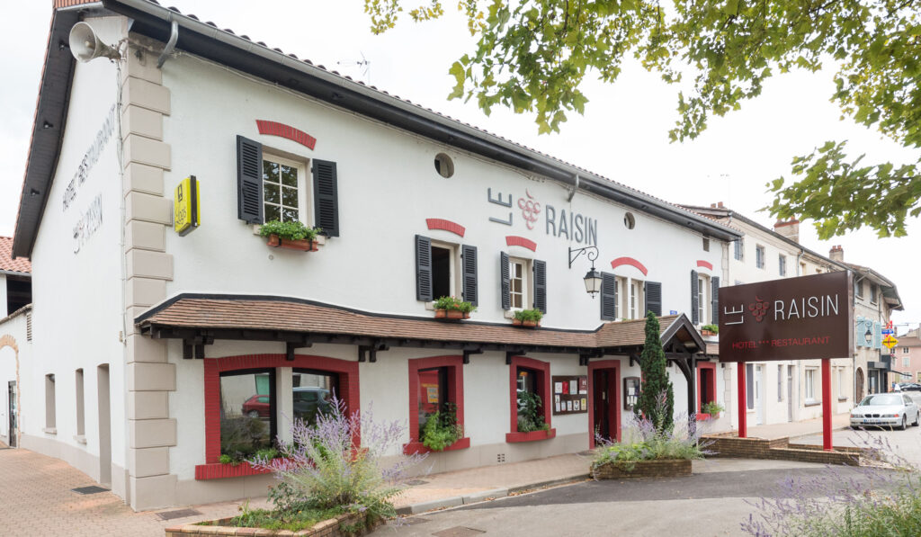 Façade du restaurant Le Raisin à Pont-de-Vaux dans l'Ain