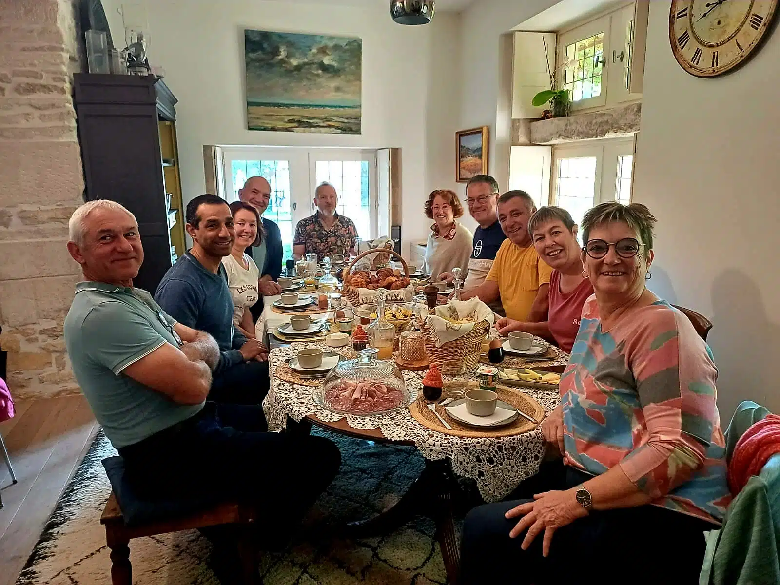 groupe de clients au petit-déjeuner à La Cadole