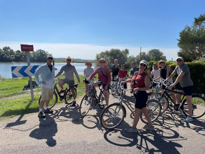 Notre partenaire Tournus-Canoe vous propose le parfait combo canoe/vélo avec des parcours pour tous les niveaux. Ici nos clients australiens.
