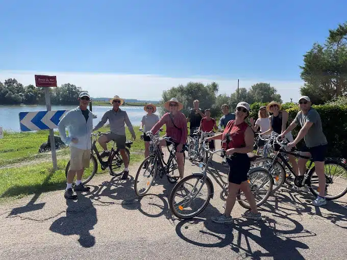 Notre partenaire Tournus-Canoe vous propose le parfait combo canoe/vélo avec des parcours pour tous les niveaux. Ici nos clients australiens.