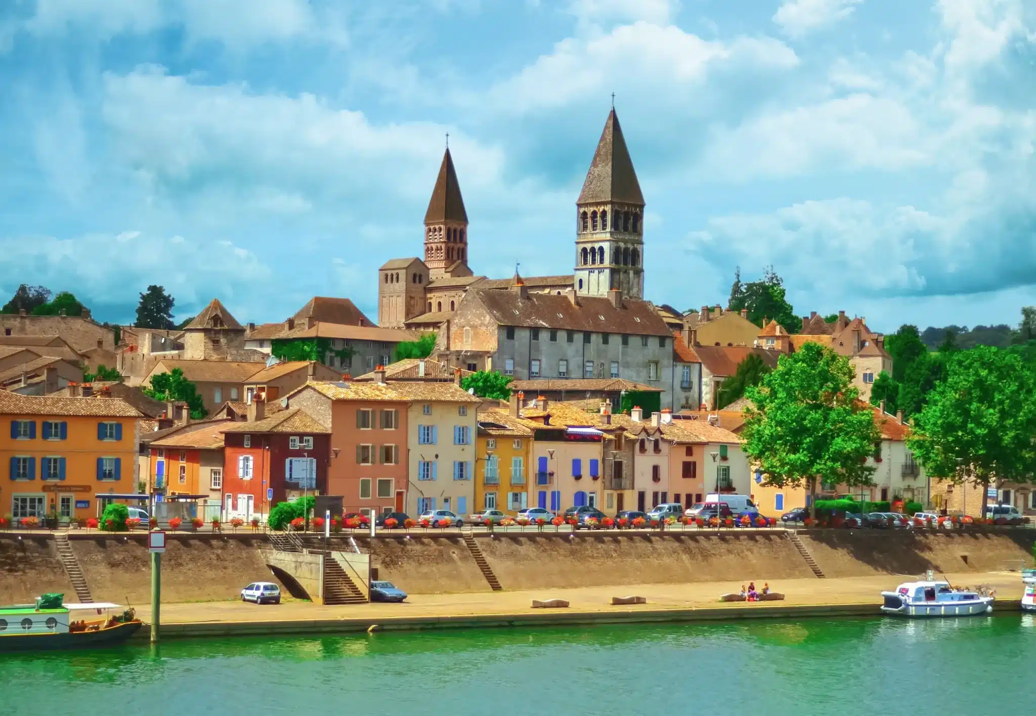 Tournus à 10 minutes de Chardonnay est une ville fortement instagrammable avec ses couleurs changeantes et sa luminosité constante!
