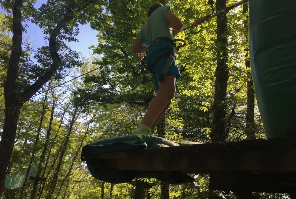 À 10 minutes de Chardonnay, profitez d'un fabuleux terrain de jeu dans les bois avec notre partenaire Lugny accro!