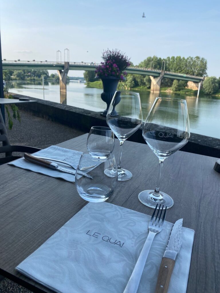 Dîner sur les quais à la Brasserie Le Quai à Tournus