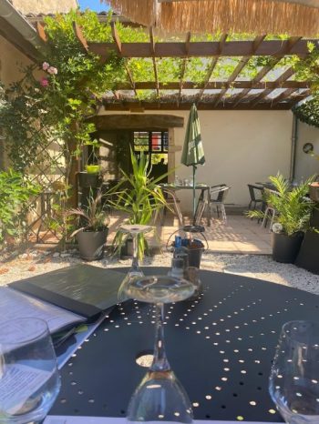 À quelques minutes de La Cadole de Chardonnay, vous pouvez déjeuner à l'Amitieul, cuisine familiale de très bonne qualité.