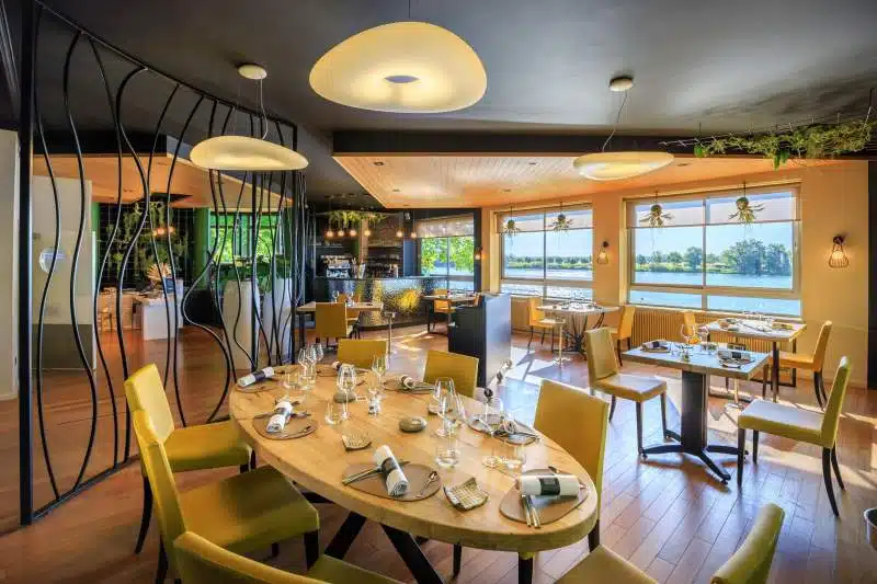 Le restaurant Le Poisson d'or à Mâcon pour un déjeuner ou un dîner au fil de l'eau. Des produits ultra locaux!