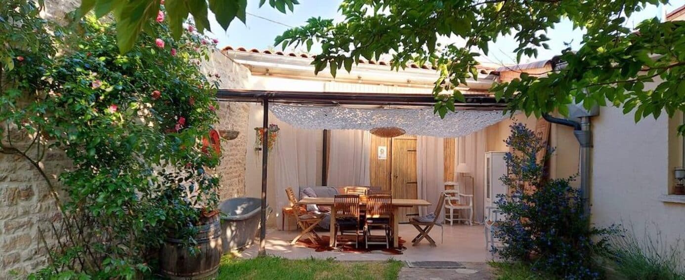 L'une des nombreuses terrasses de La Cadole de Chardonnay en plus des 5000M2 de parc arboré