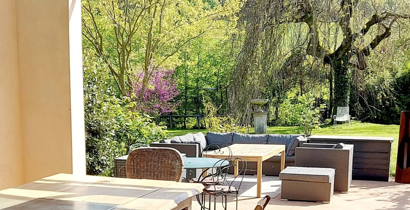 Le salon de jardin au milieu de la végétation est l'un des nombreux espaces extérieurs accessibles à nos hôtes durant leur séjour