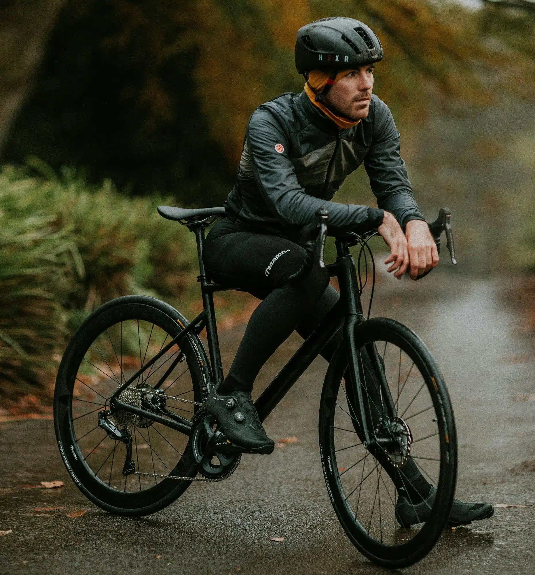 Cycliste, sportif en pause dans la forêt