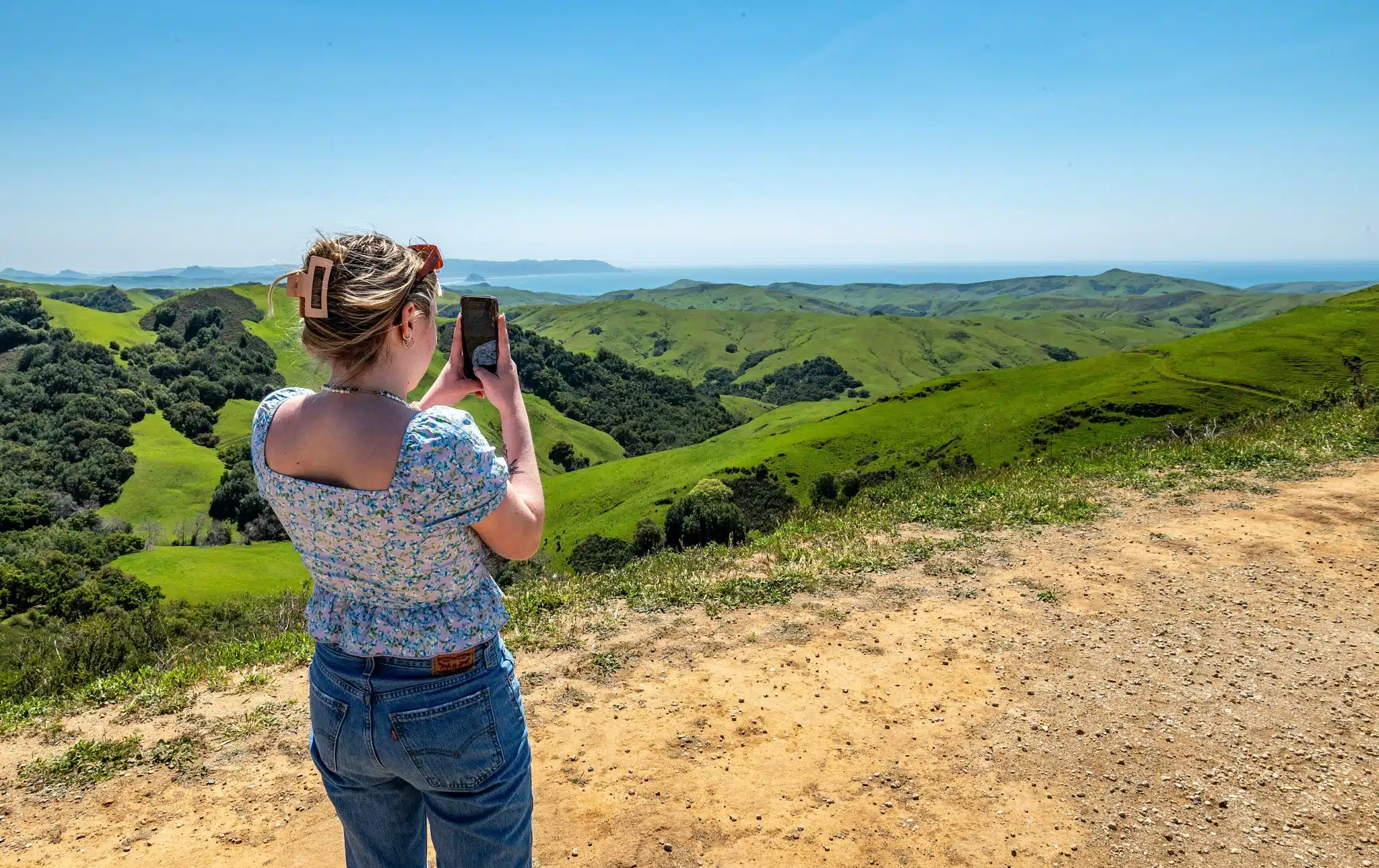 Instagrameuse qui photographie un paysage