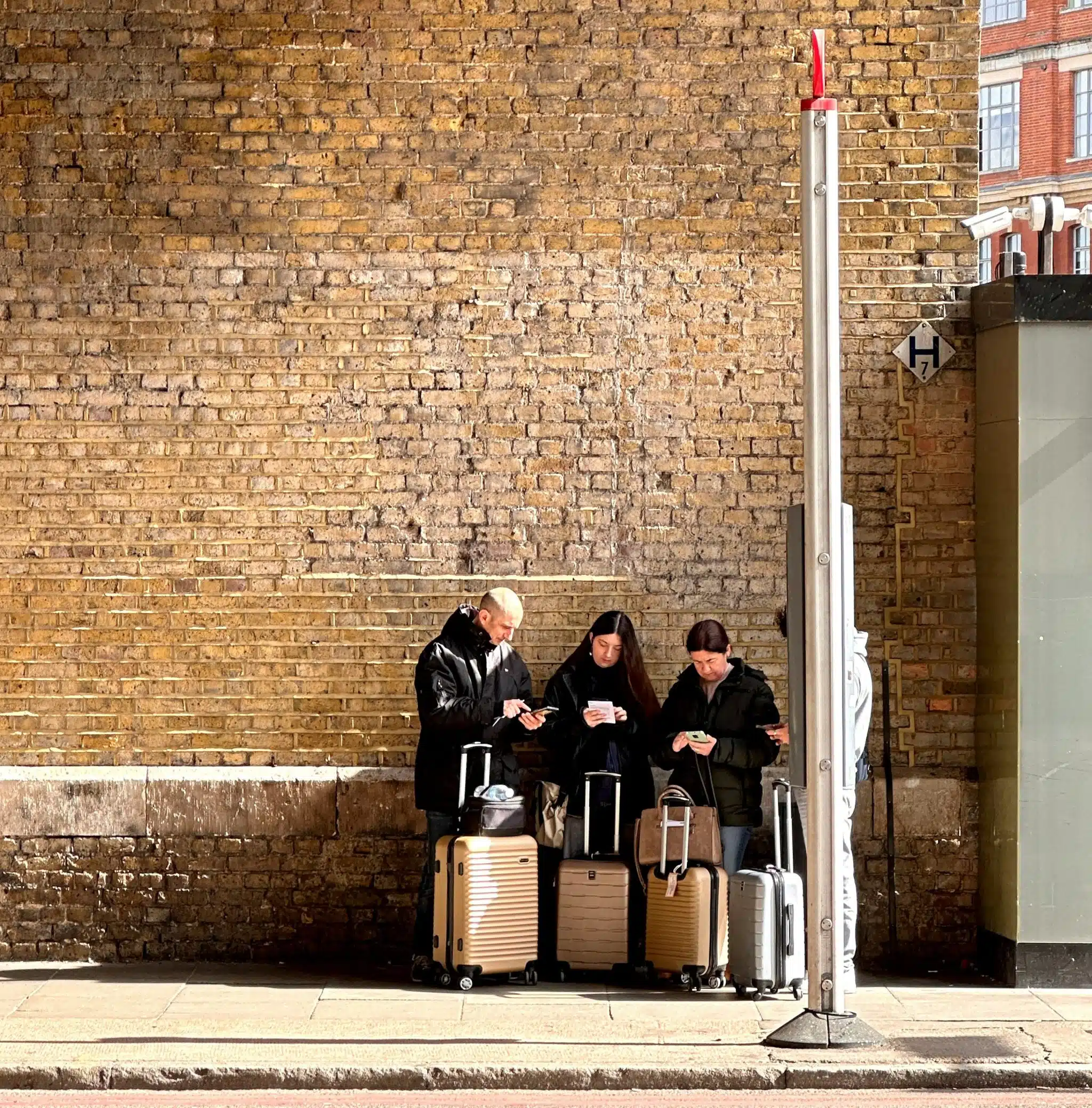 Voyageurs qui attendent le bus