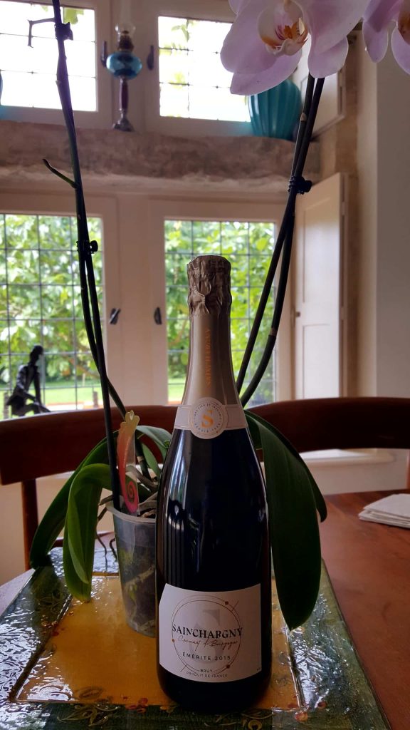 Bouteille de Crémant de la cave de Chardonnay sur table à La Cadole de Chardonnay