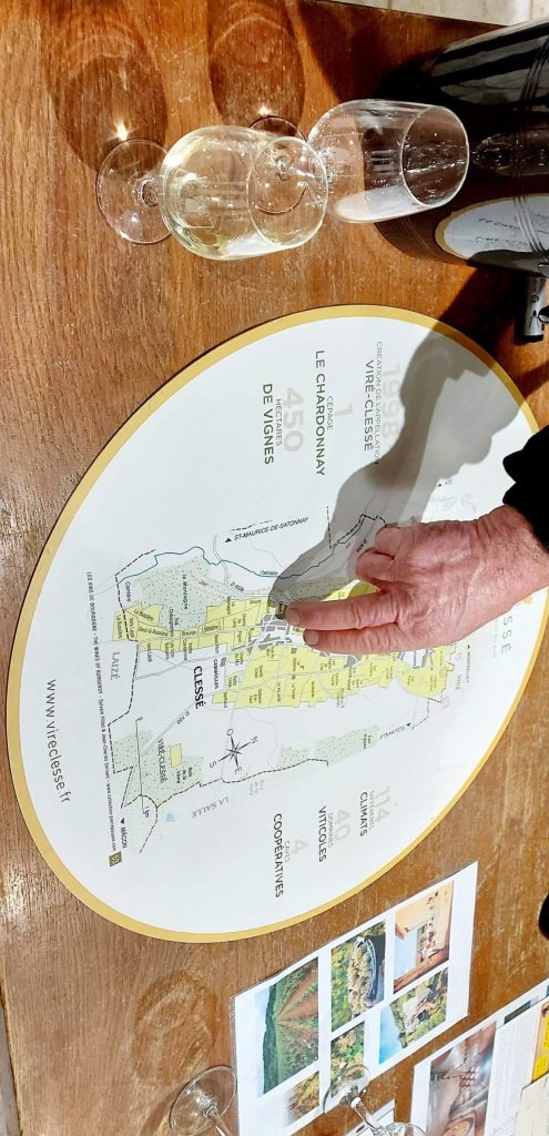 Explication en dégustation au Domaine des Gandines à Clessé