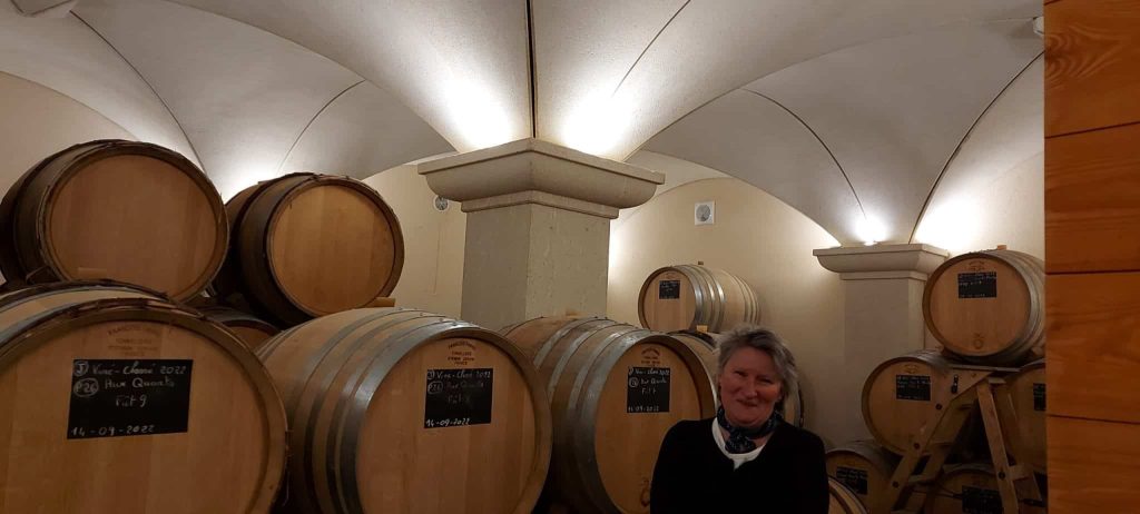 Mylène Gondard dans la cave du Domaine Gondard-Perrin