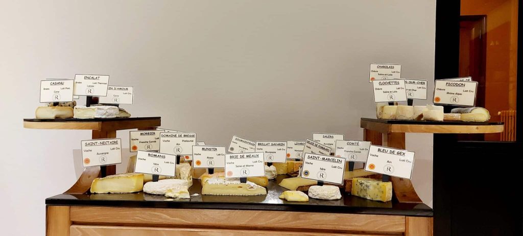Plateau fromages qui illustre la richesse des propositions gourmandes en accompagnement des dégustations de vin