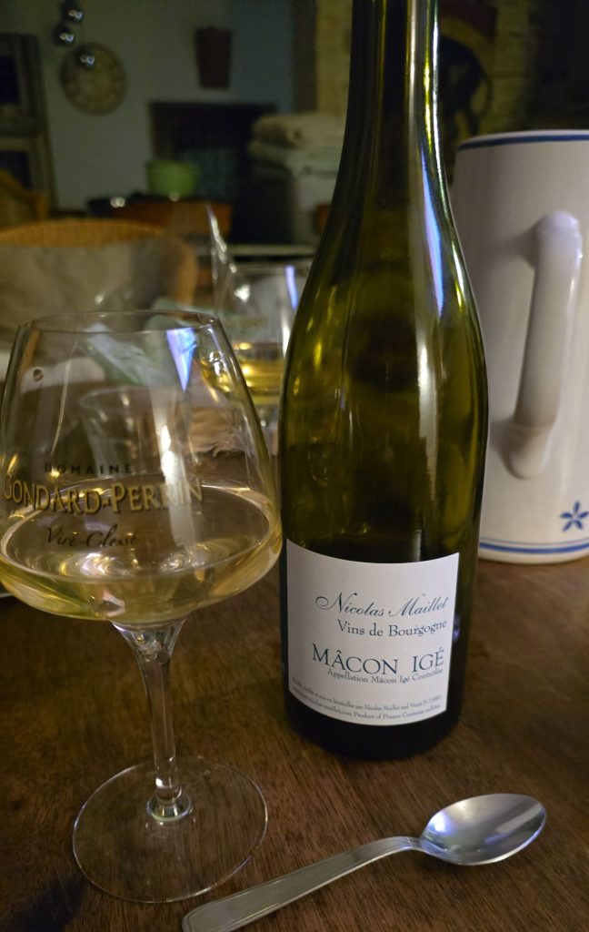 En train de déguster une bouteille de Nicolas Maillet à La Cadole de Chardonnay