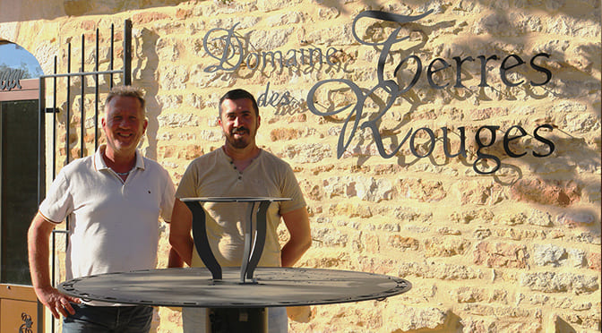 Jean-Yves et Bastien Blanchard devant le nouveau caveau de dégustation de leur Domaine des Terres Rouges à Azé
