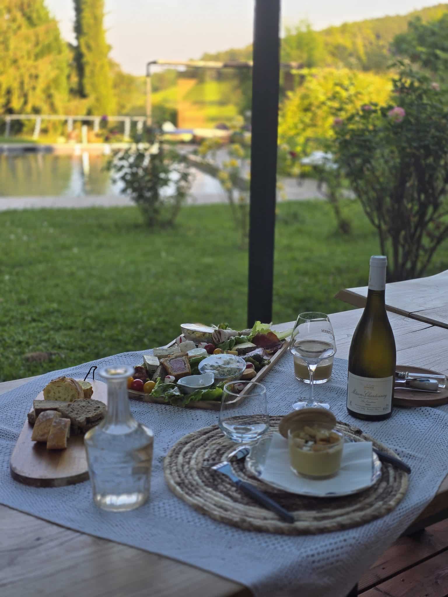 Planche apéritif pour 1 personne sous la grande pergola de La cadole