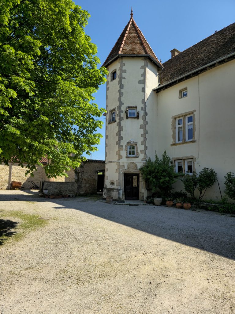 La tour du Domaine Château Chardonnay à Chardonnay