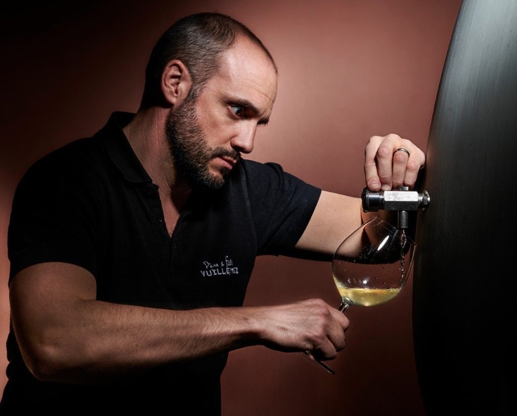 Valentin Vuillemez de chez Vuillemez père& fils tire du vin d'un oeuf en béton