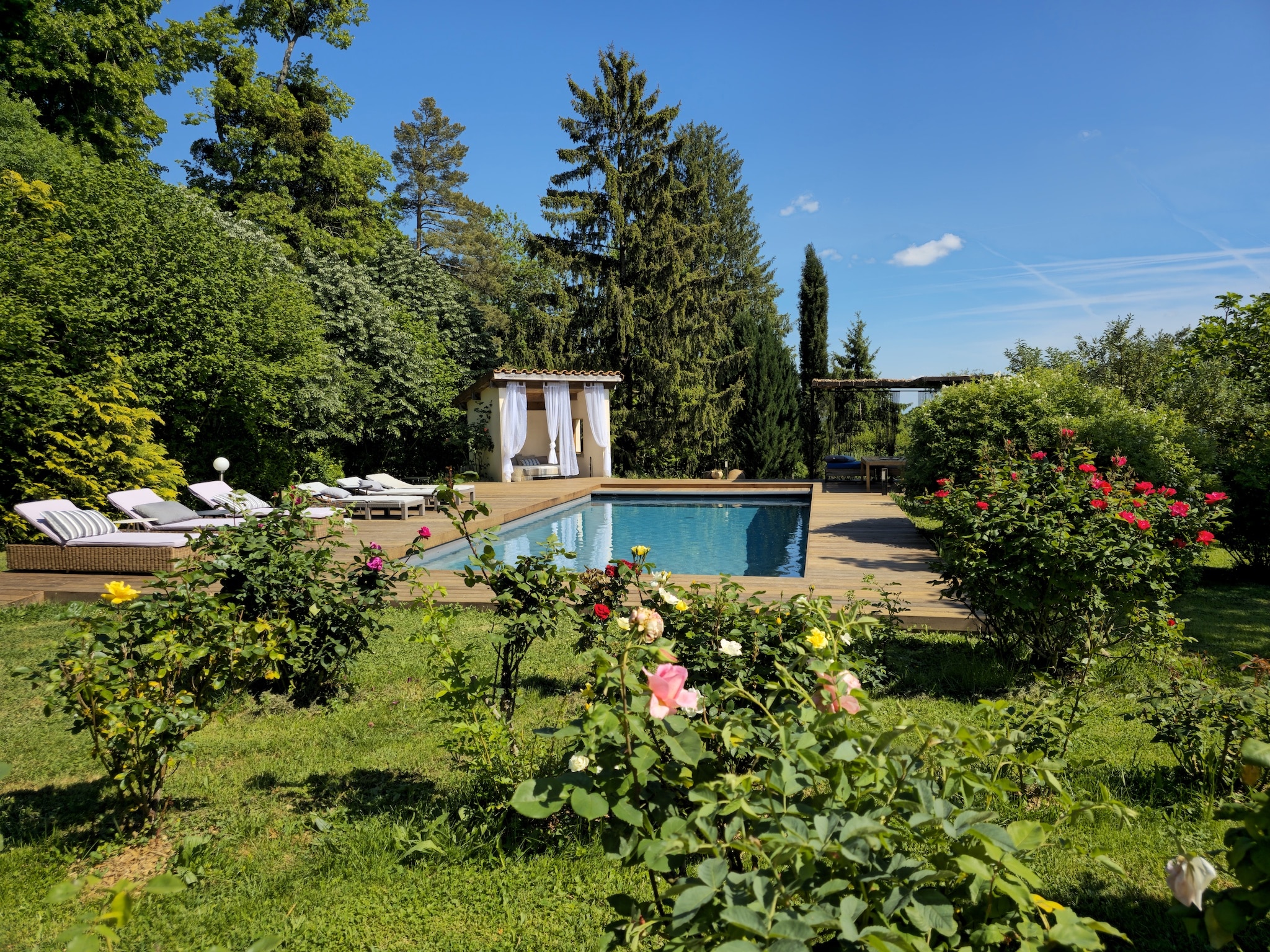 Vue de la piscine 10X6 de La Cadole de Chardonnay avec plages bois exotiques neuves