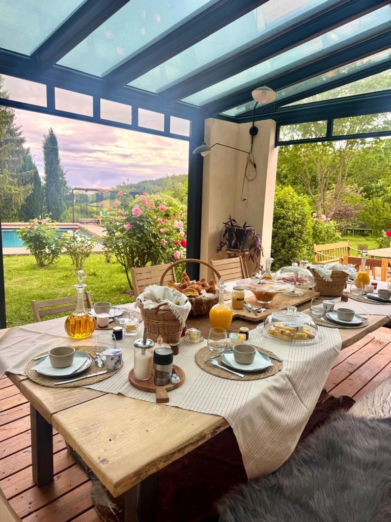 Petit-déjeuner sous la pergola face à la piscine à La Cadole de Chardonnay